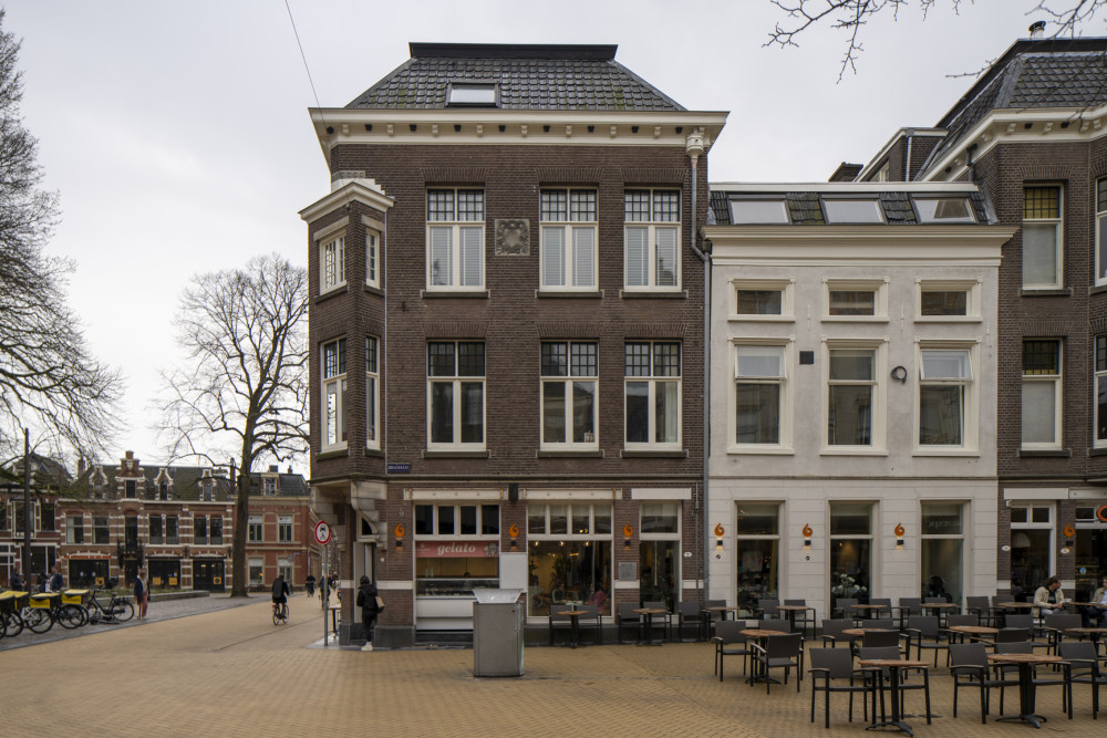Winkel met bovenwoningen